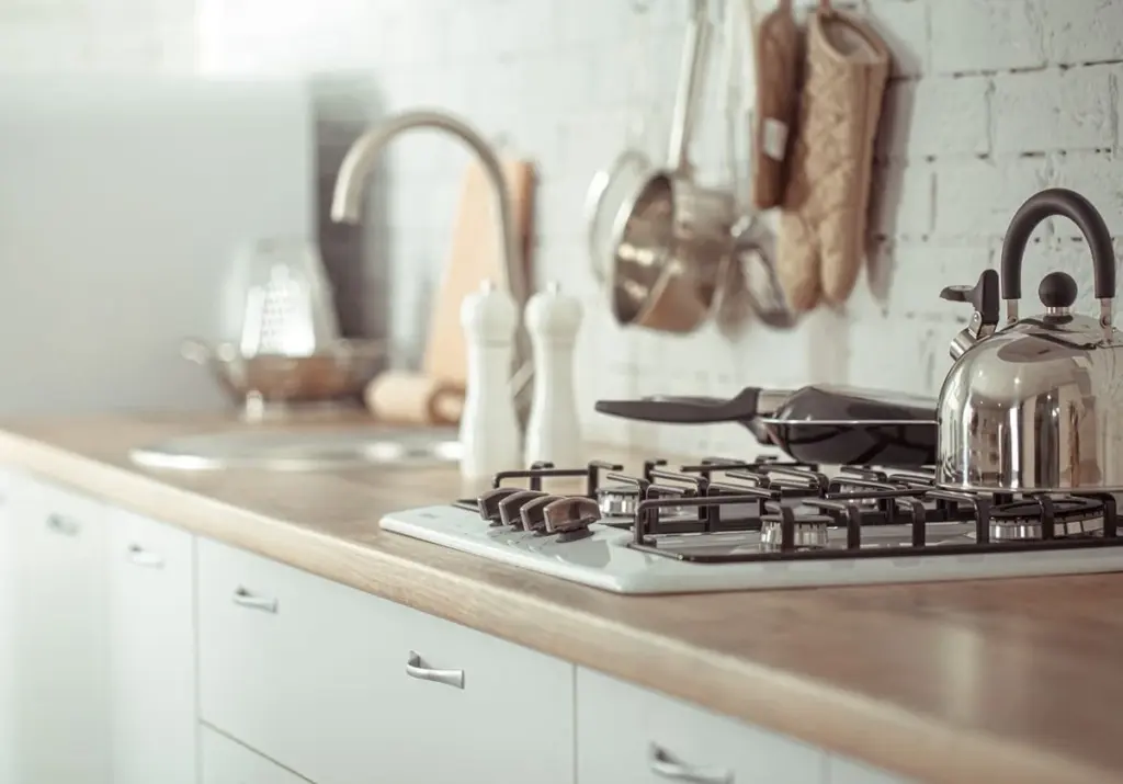 Armarios de cocina impecables: el truco del bicarbonato de sodio en 5 minutos