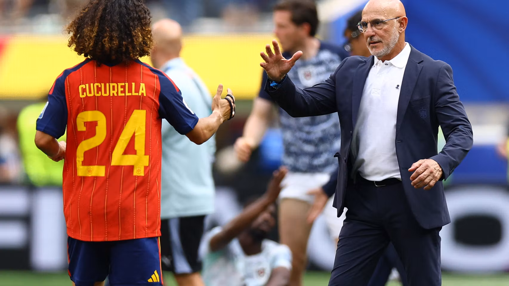 Cucurella corre a saludarse con Luis de la Fuente.
