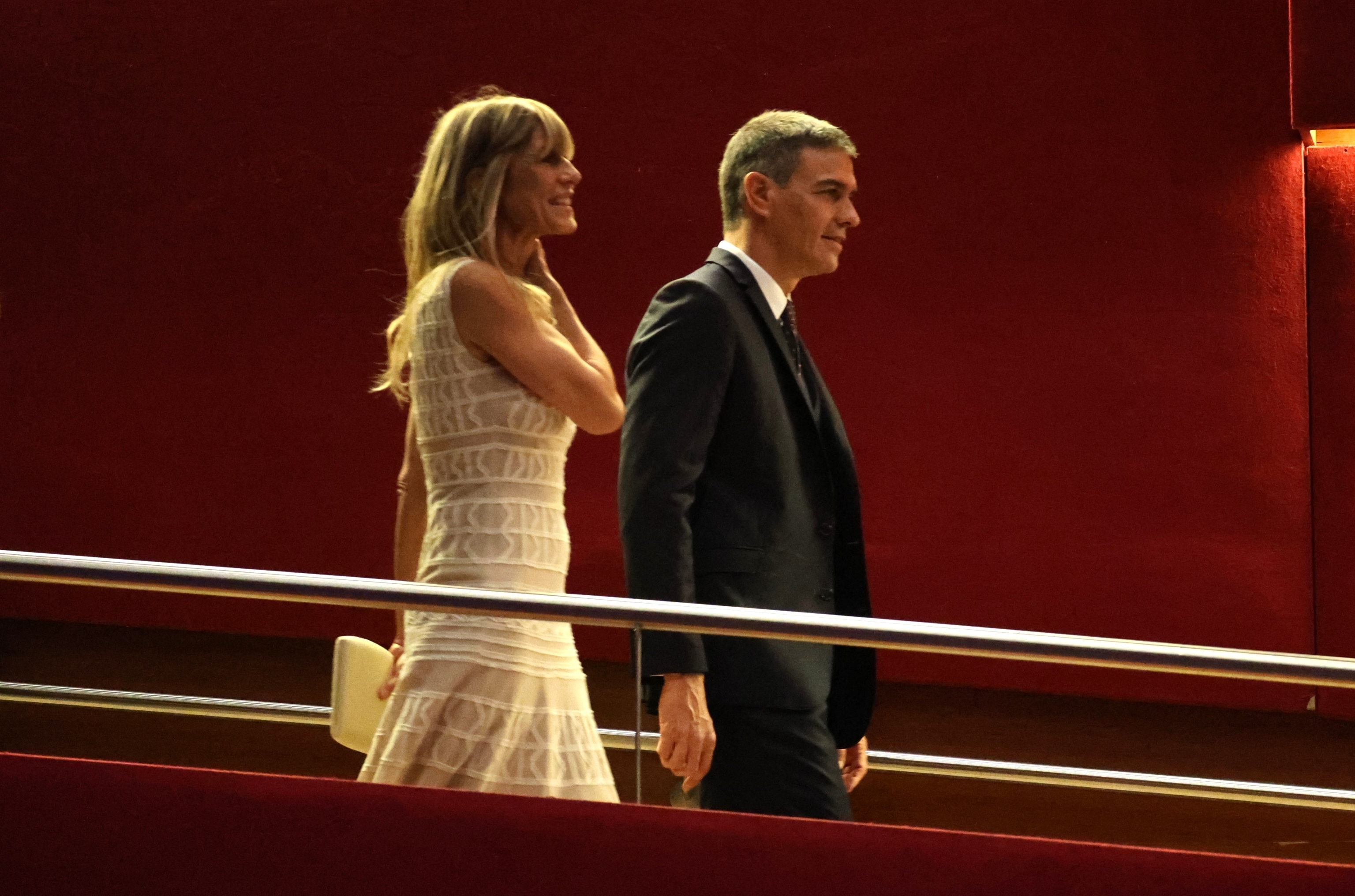El presidente del Gobierno, Pedro Sánchez, y su mujer, Begoña Gómez, a su llegada a la entrega del Premio Donostia, en el Festival de Cine de San Sebastián