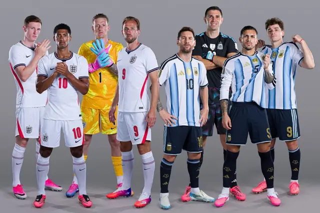 Fotos de cuatro jugadores ingleses al lado de cuatro jugadores argentinos.