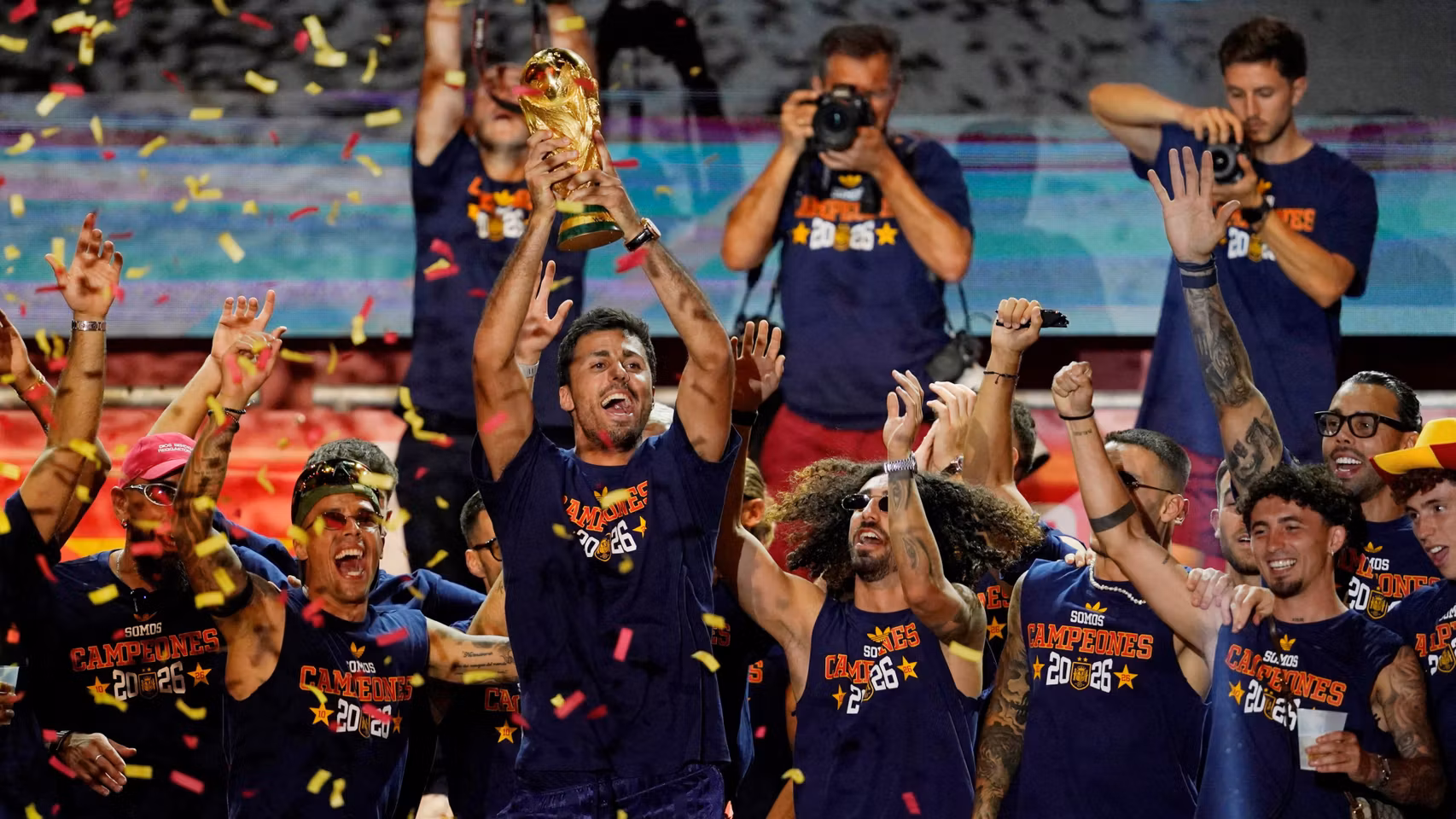 Rodri alza al cielo de Madrid la Copa del Mundo en plena celebración.