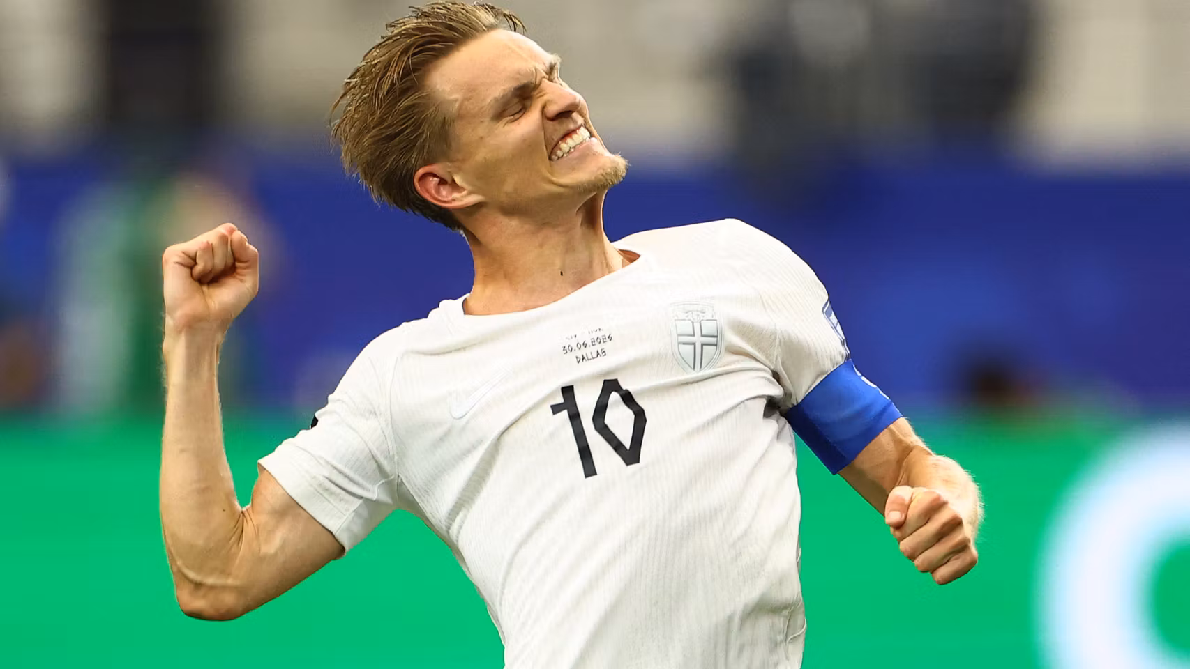 Martin Odegaard celebra con Noruega.