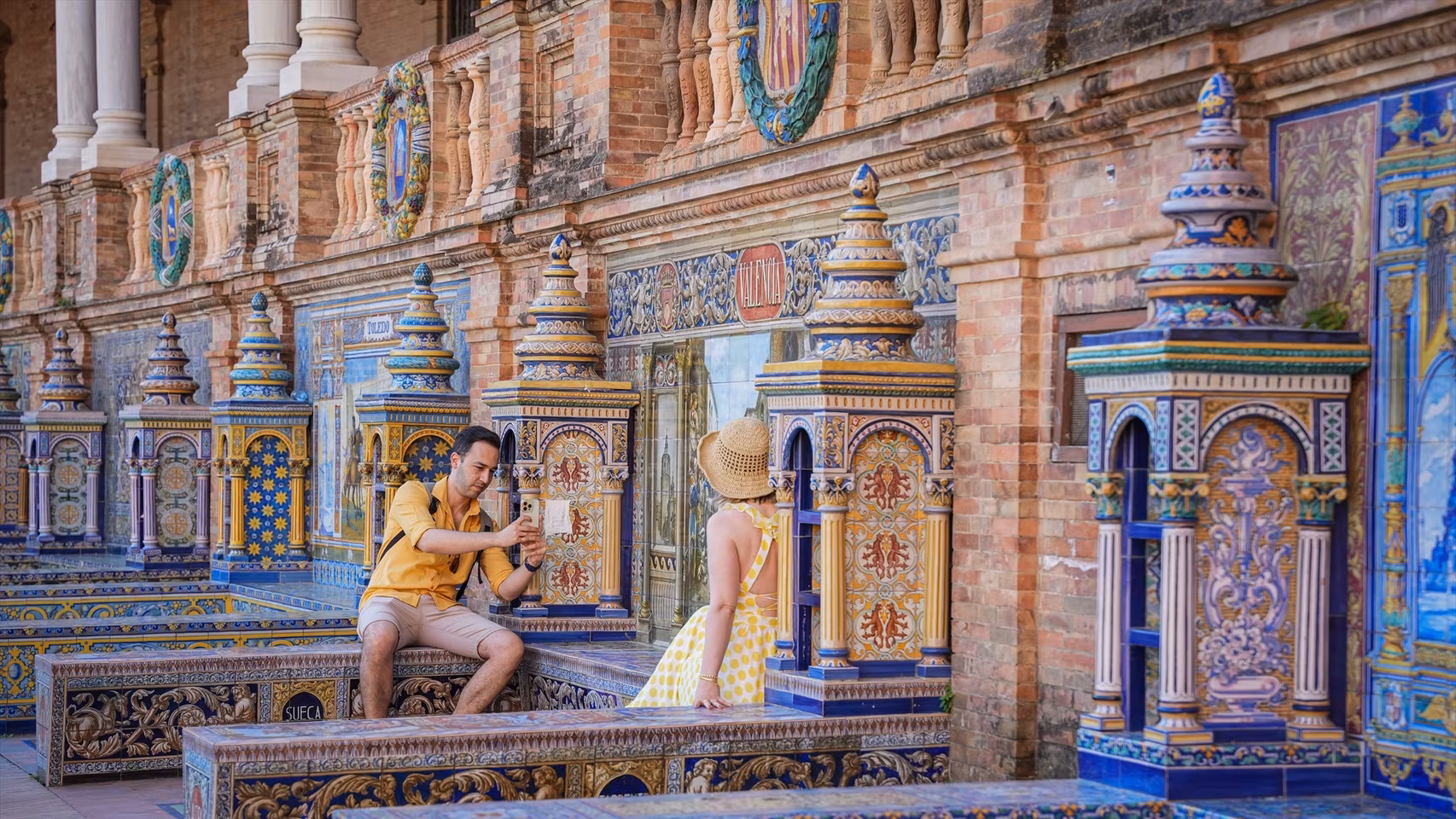 Dos turistas en la Plaza de España de Sevilla. 
