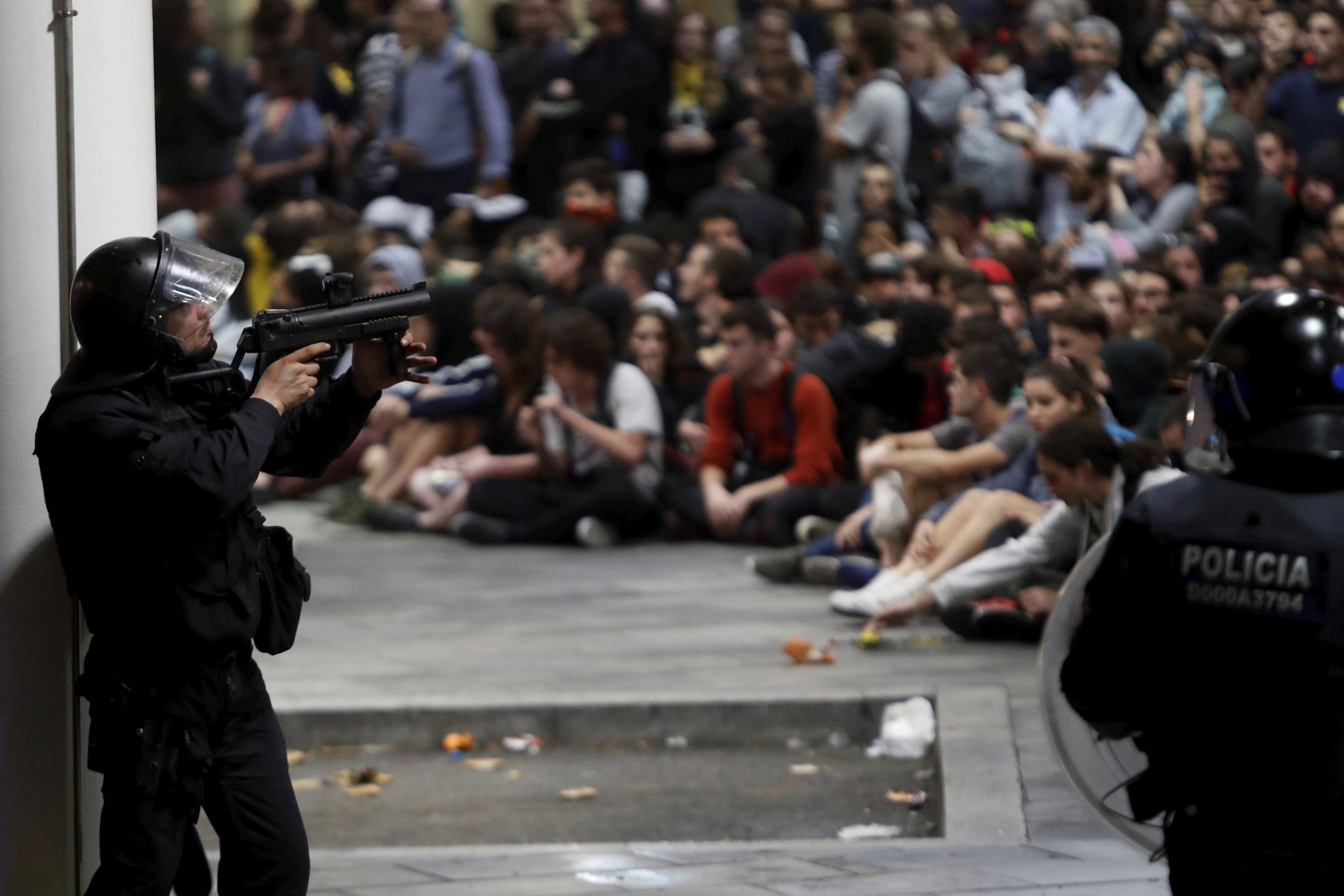 Policías antidisturbios ante los manifestantes concentrados en protesta por la condena a los líderes del 'procés'.