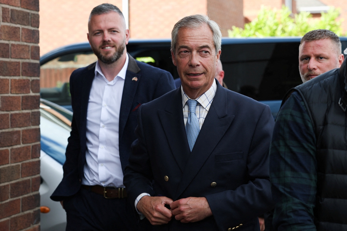 Nigel Farage este 10 de junio junta a el candidato de Reform UK, Rob Kenyon. (REUTERS/Temilade Adelaja)
