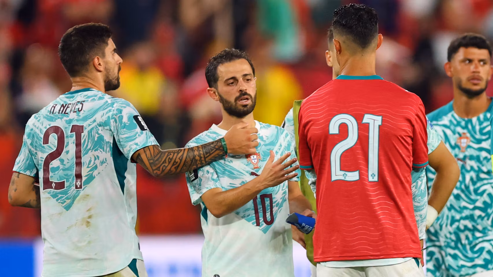 Cristiano Ronaldo con la camiseta de Diogo Jota.