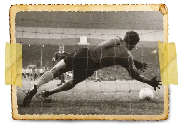 La foto en blanco y negro muestra al portero Ian McKechnie lanzándose hacia su derecha.