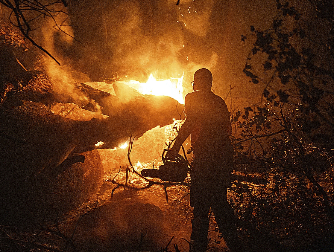 Una persona trabaja en la extinción del incendio en La Adrada (Ávila), ayer