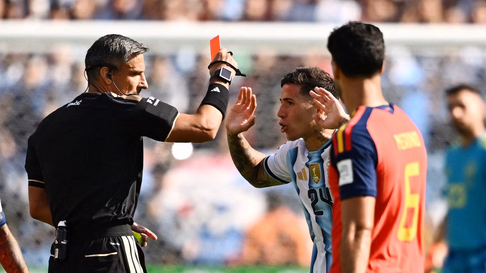 Enzo llevándose la roja por la falta a Cubarsí.