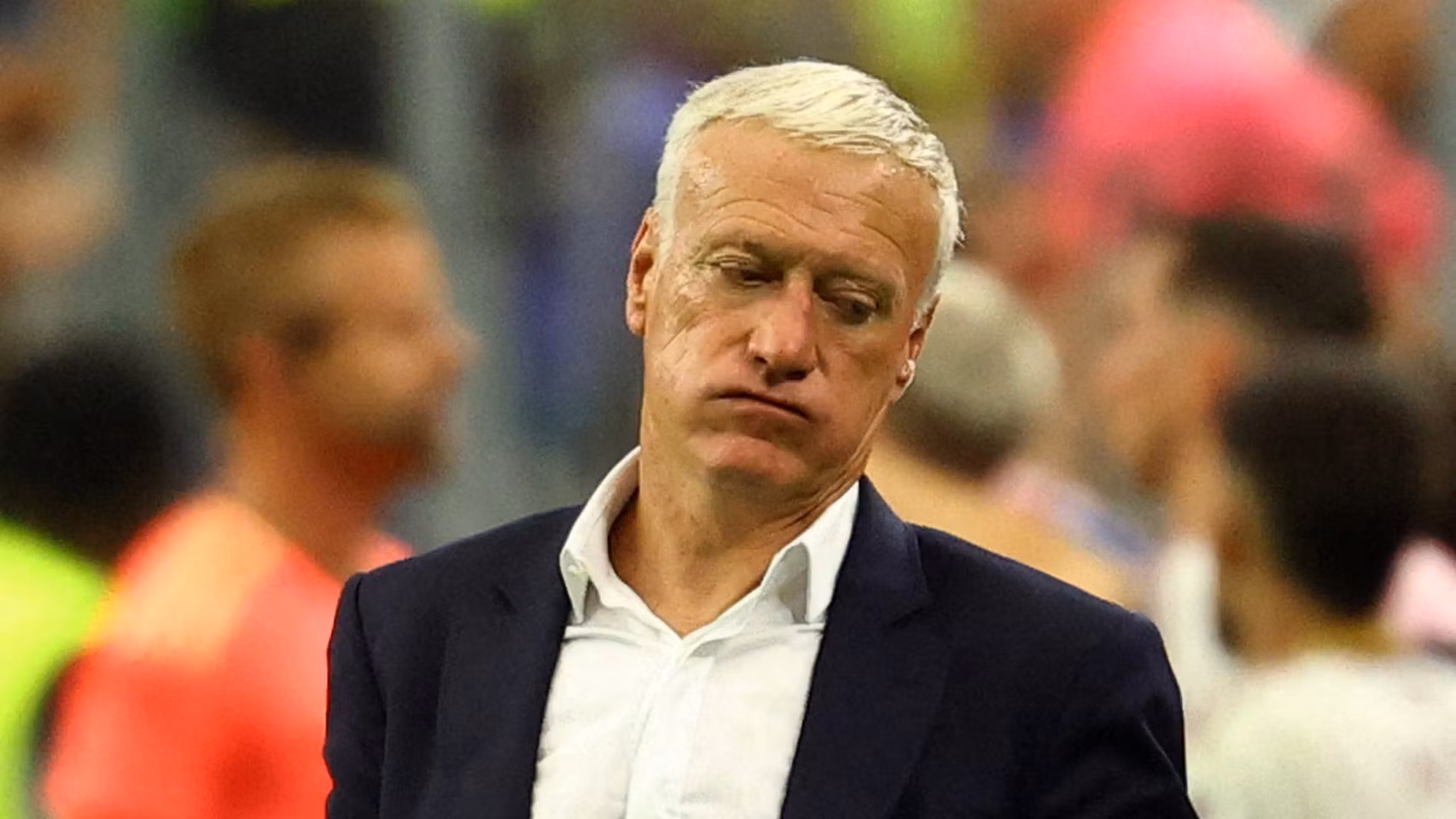 Didier Deschamps, abatido tras la eliminación de Francia a manos de España.