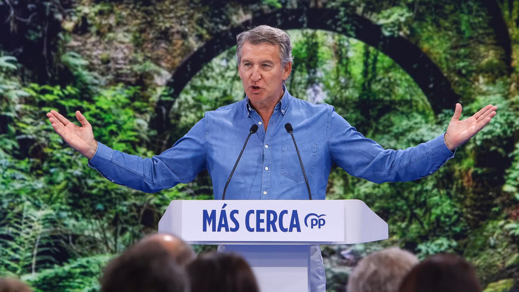 El líder del PP, Alberto Núñez Feijóo, durante un mitin en Santiago de Compostela hace unas semanas.