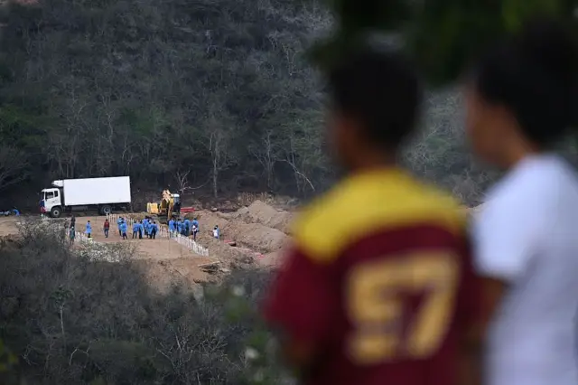 Dos niños observan la disposición de cuerpos en ele cementerio la Esperanza.