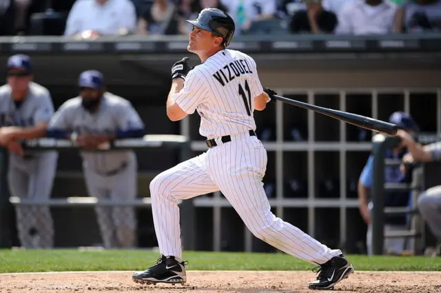 Vizquel tras dar un batazo durante su tiempo en los Medias Blancas de Chicago