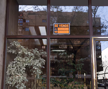 Un cartel de 'Se vende' pegado en un portal de Madrid. Eduardo Parra / Europa Press.