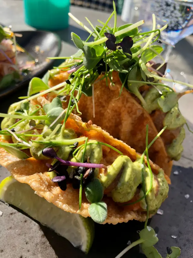 Un taco en el que se usa el salmón como proteína principal