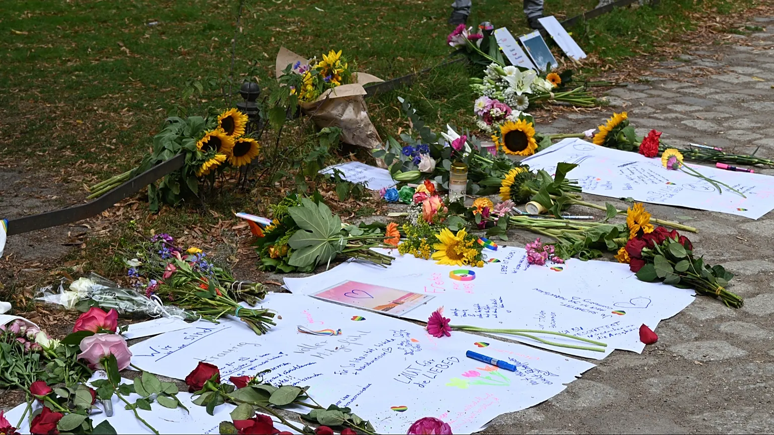 An improvised memorial has sprung up at the edge of the crime scene, Berlin, 26.07.2026.