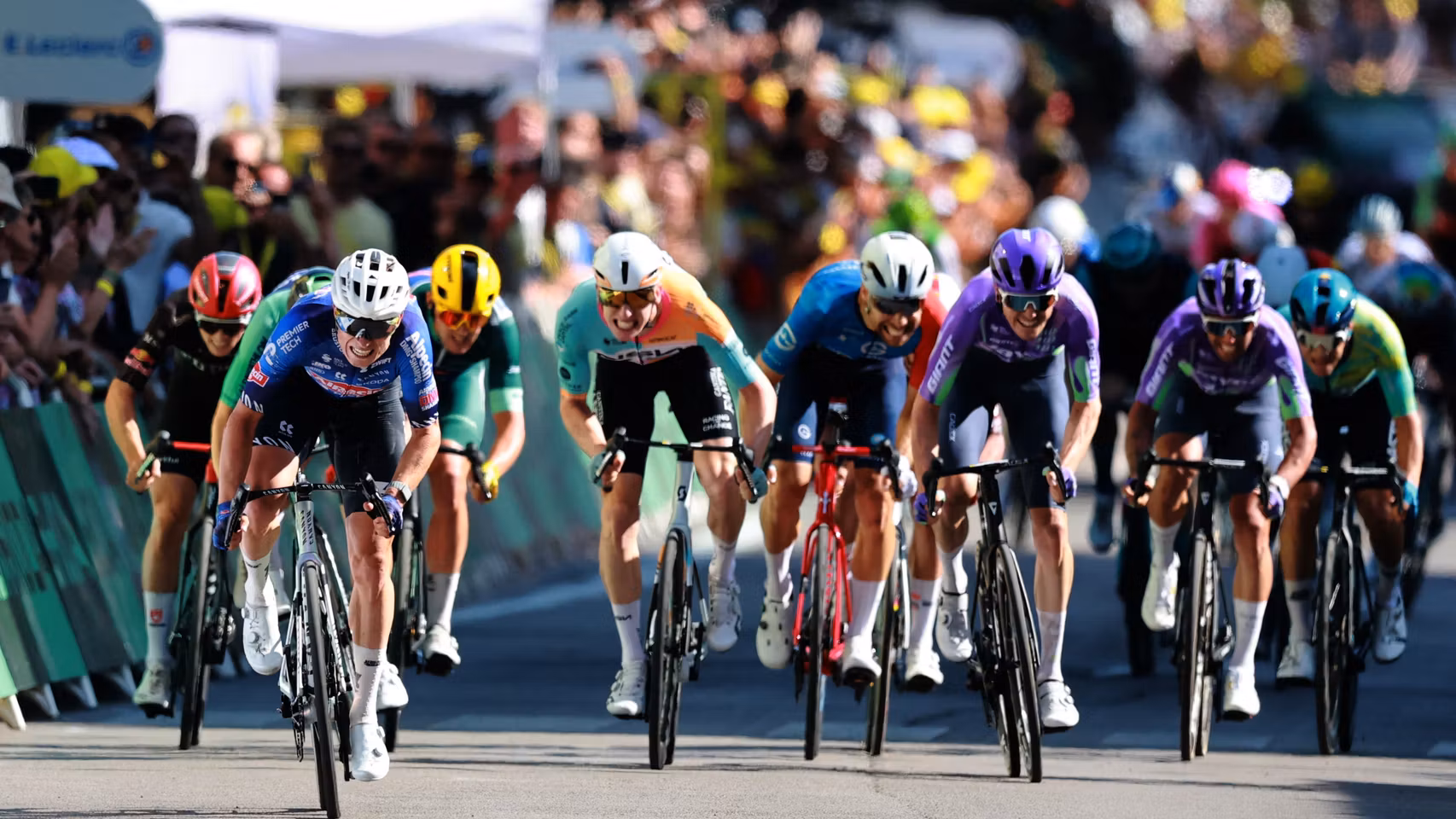 Philipsen lanza el sprint.