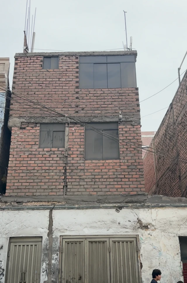 Ejemplo de pisos construidos sin aparente asesoría en un barrio de Lima.