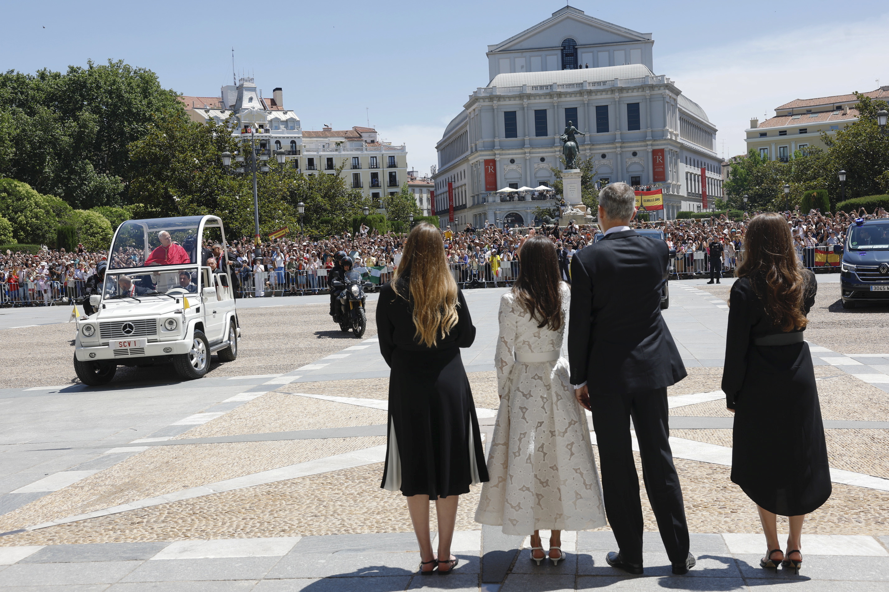 El rey Felipe VI, la reina Letizia y sus hijas, la princesa Leonor y la infanta Sofía, despiden al papa León XIV