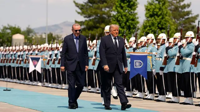 El presidente estadounidense Donald Trump (derecha) camina junto al presidente turco Recep Tayyip Erdogan (izquierda) durante su llegada oficial al Palacio Presidencial de Bestepe durante la cumbre de la OTAN el 7 de julio de 2026 en Ankara, Turquía.