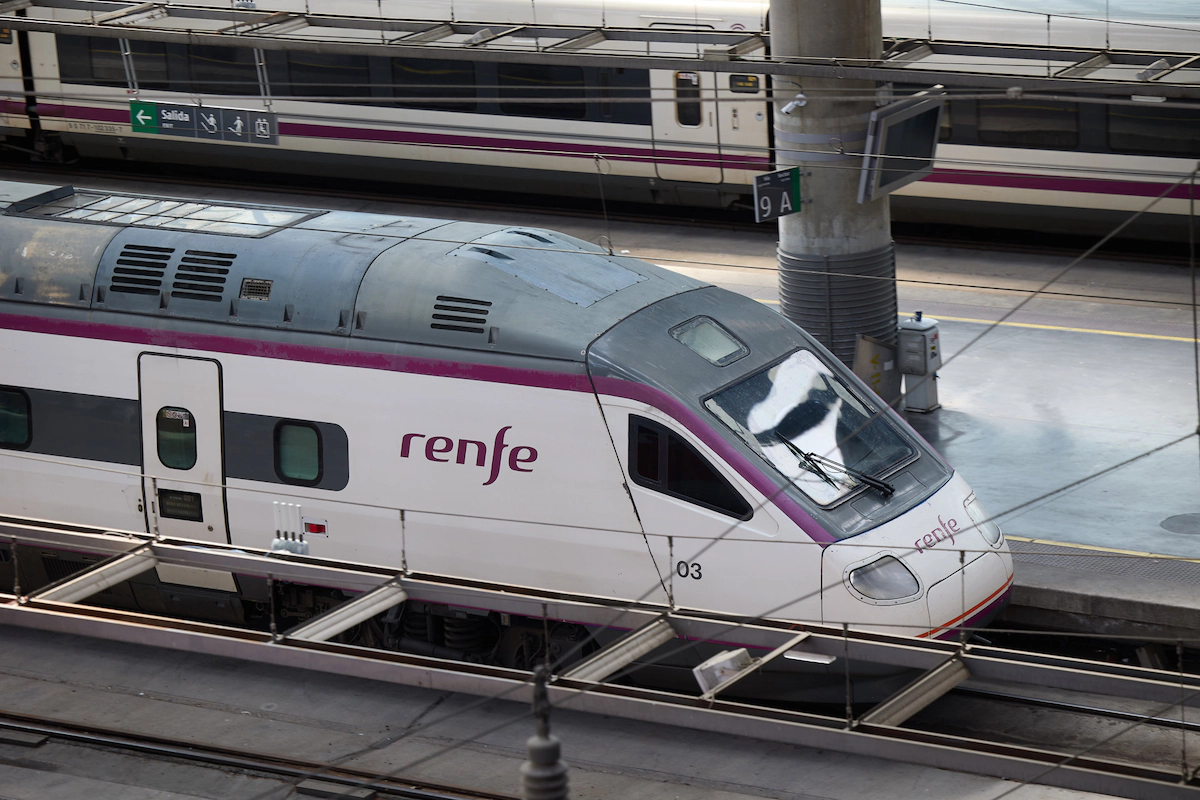 Un tren de Renfe en la Estación de Atocha.(Jesús Hellín - Europa Press)