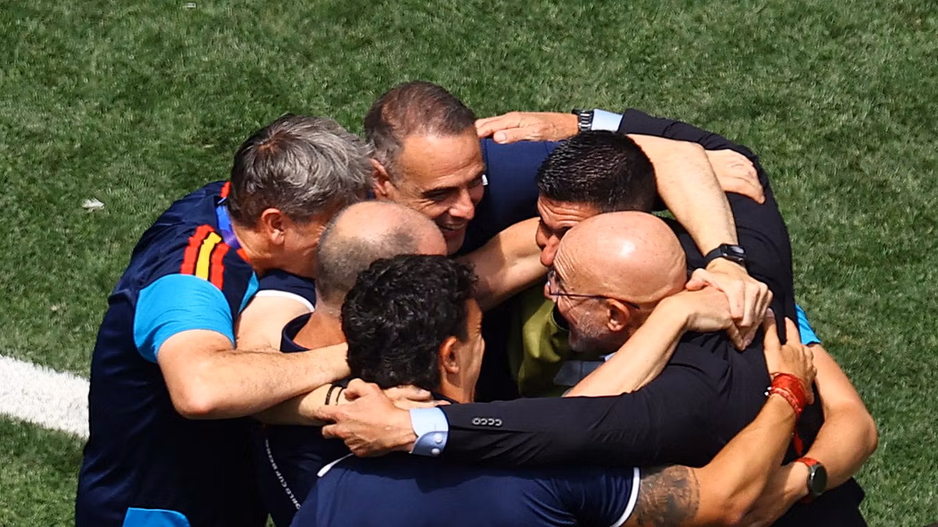 Luis de la Fuente se abraza con todo su staff.