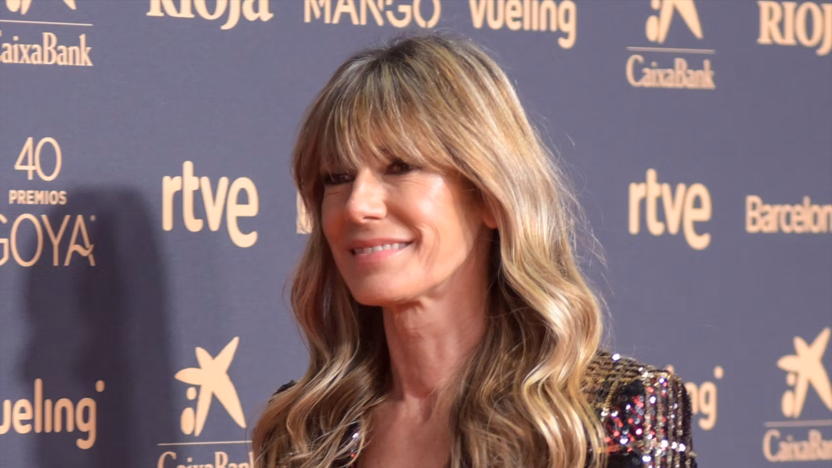 La esposa del presidente del Gobierno, Begoña Gómez, en la alfombra roja de la 40º edición de los Premios Goya, en Barcelona.