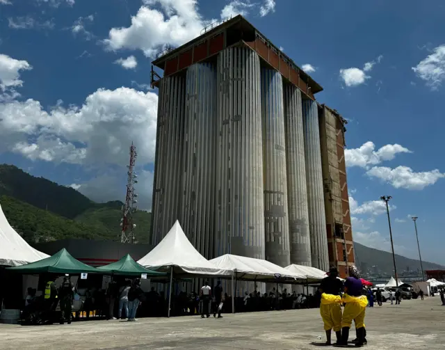 Instalaciones de Los Silos, dominadas por una gran torre de 36 metros de altura.