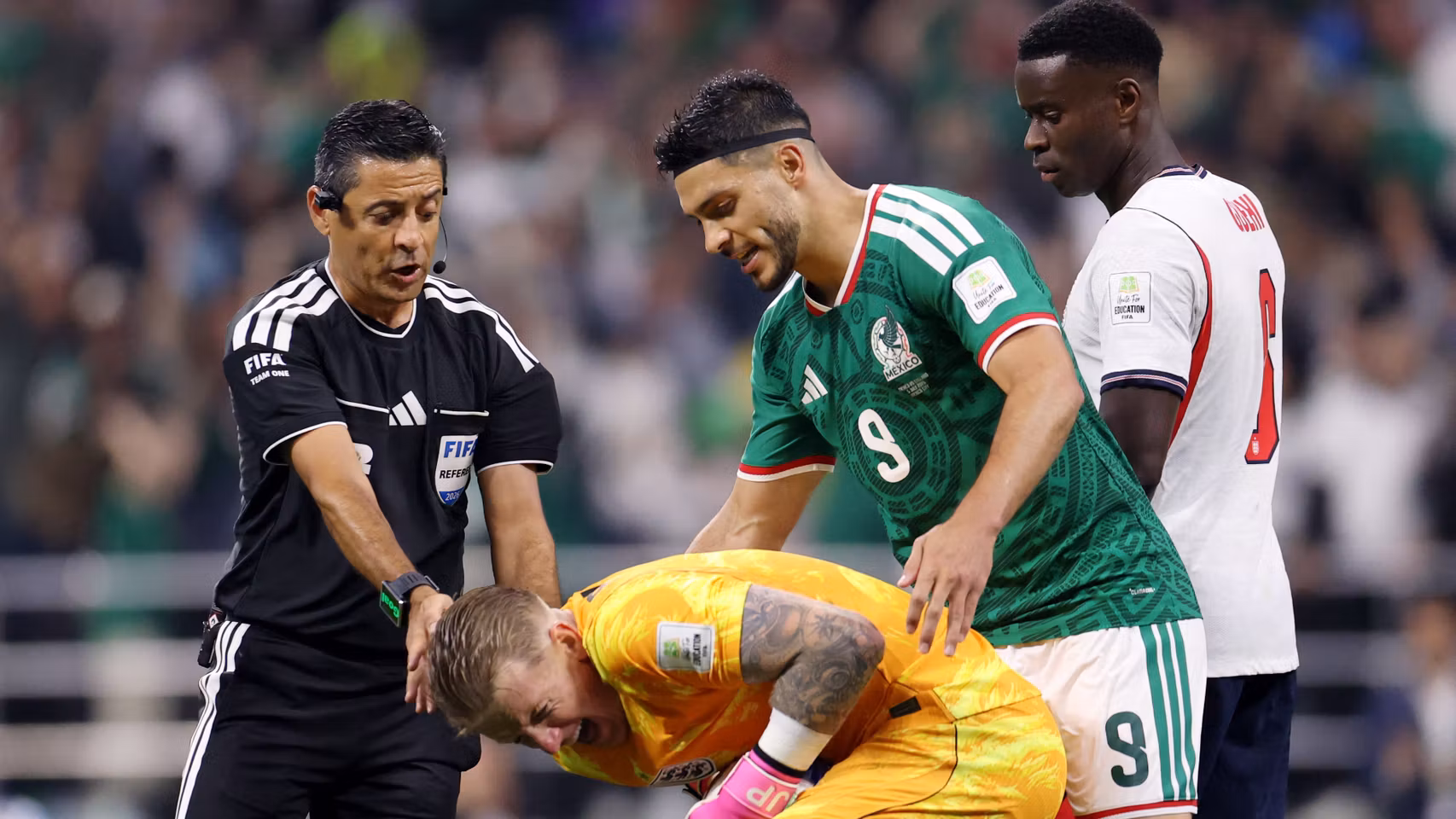 Pickford durante el partido contra México con Raúl Jiménez