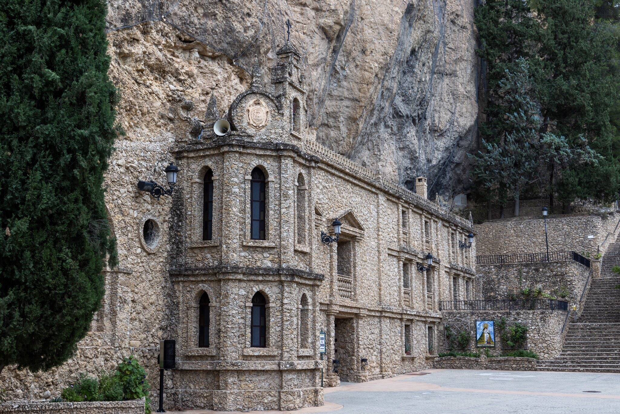 Foto: Este singular conjunto arquitectónico de Calasparra (Murcia) está integrado en una gruta excavada en la roca frente al río Segura. (Extraída de X)