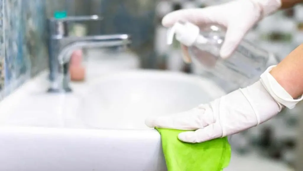 Baño impecable: mezcla Bicarbonato de sodio y Vinagre blanco para eliminar la cal