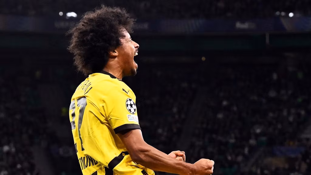Karim Adeyemi celebra un gol con el Borussia Dortmund