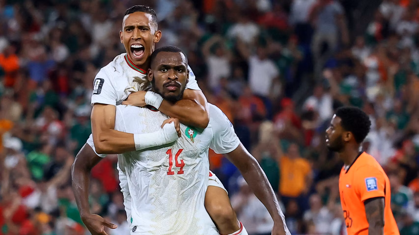Issa Diop celebra su gol contra Países Bajos en el Mundial.