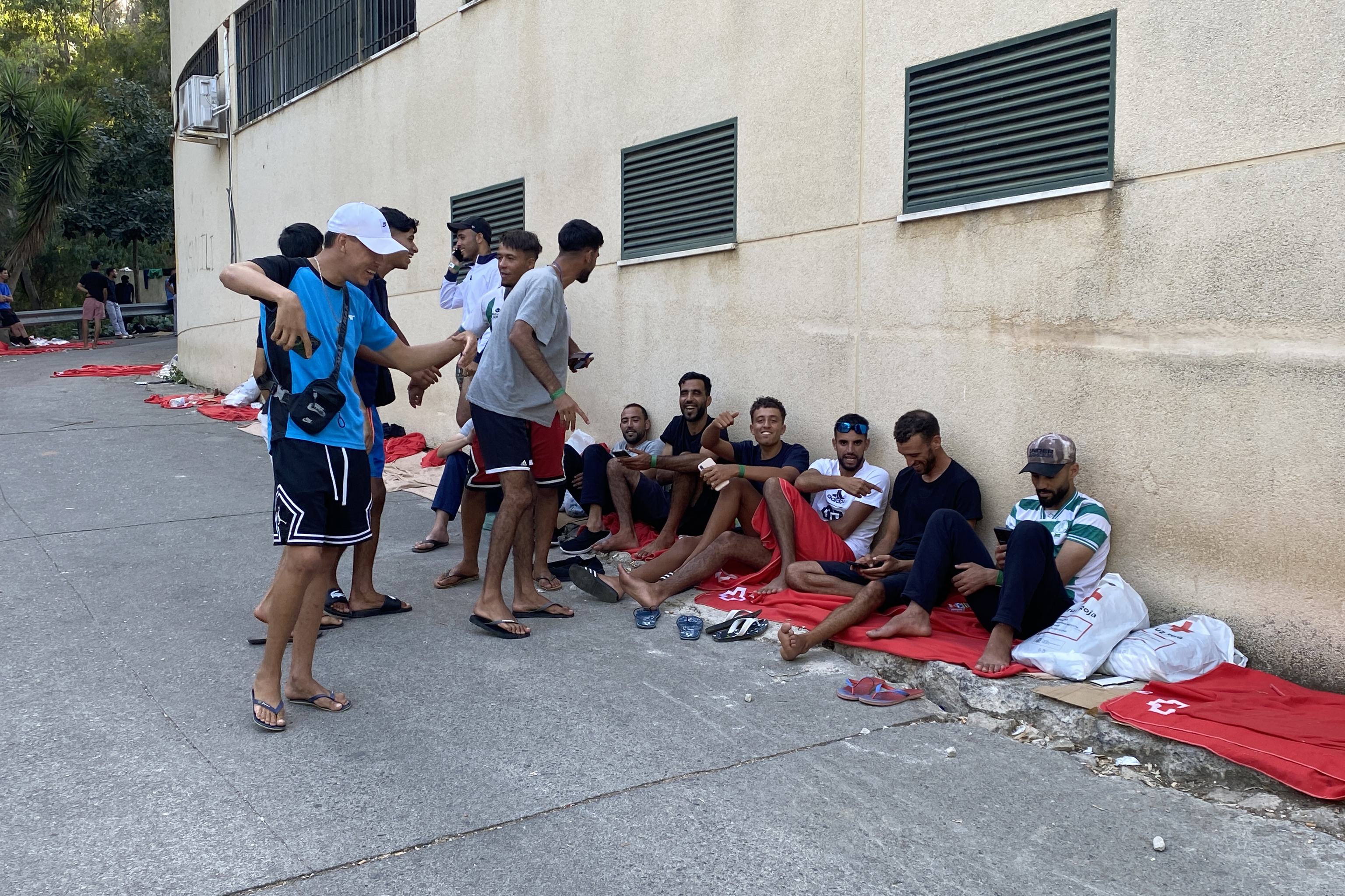 Migrantes esperan para acceder al CETI de Ceuta.