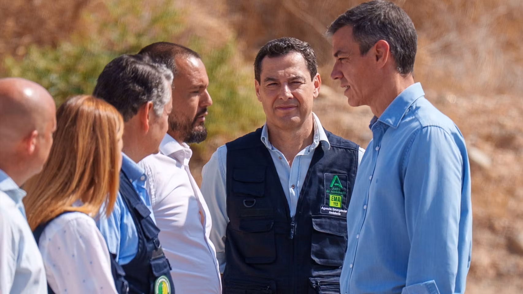 Sánchez y Moreno saludan a las autoridades en el puesto de mando de Turre en Almería.