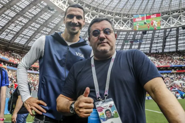 Zlatan Ibrahimovic junto a Mino Raiola en el campo de fútbol.