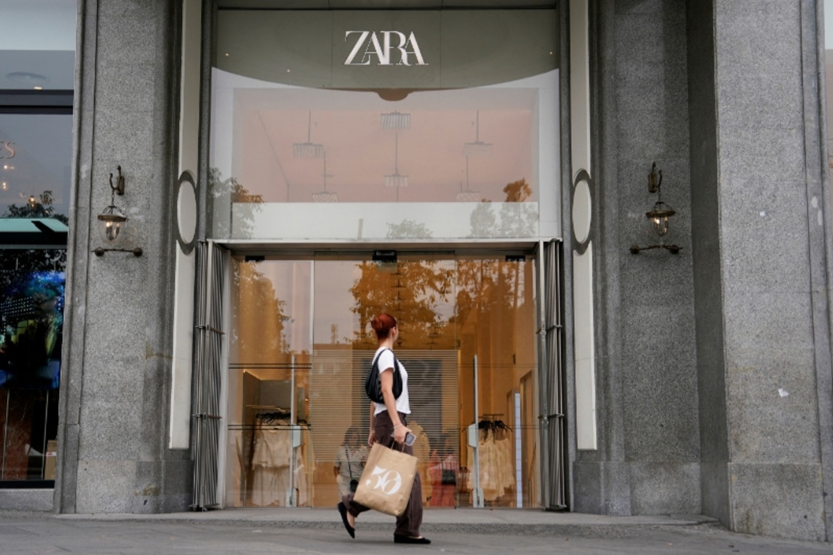 Una persona con una bolsa pasa por la tienda Zara de la Plaza de España de Madrid. REUTERS/Ana Beltran