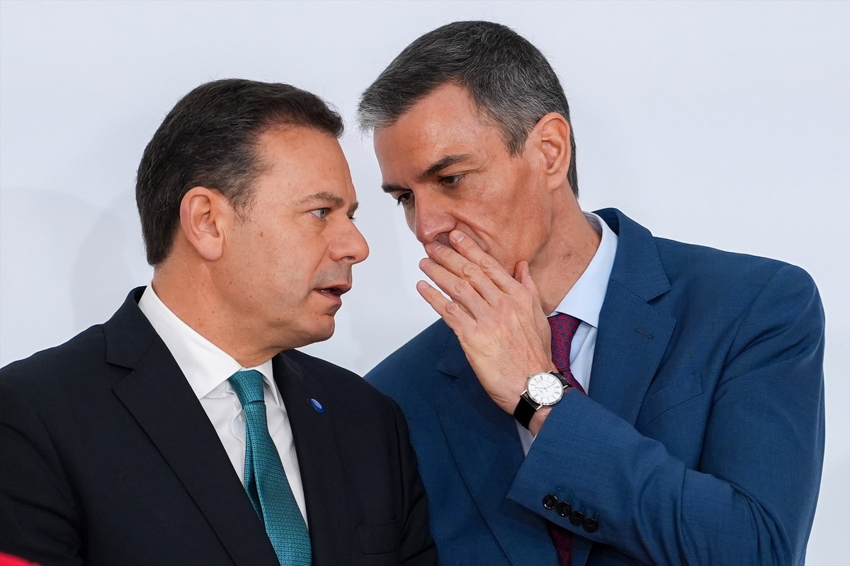El presidente del Gobierno, Pedro Sánchez (d) junto a su homólogo portugués, Luis Montenegro.Francisco J. Olmo / Europa Press