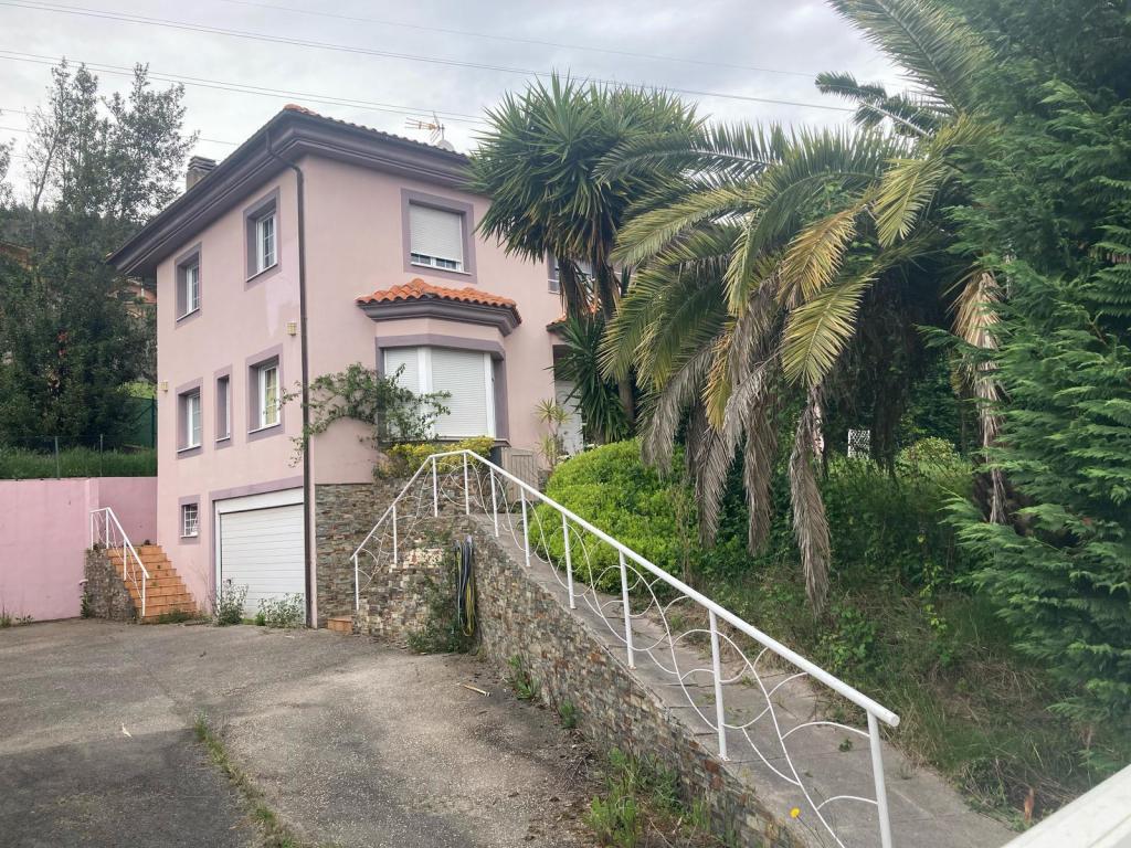 La vivienda de Toleo (Oviedo) en la que vivieron los tres menores encerrados cuatro años.
