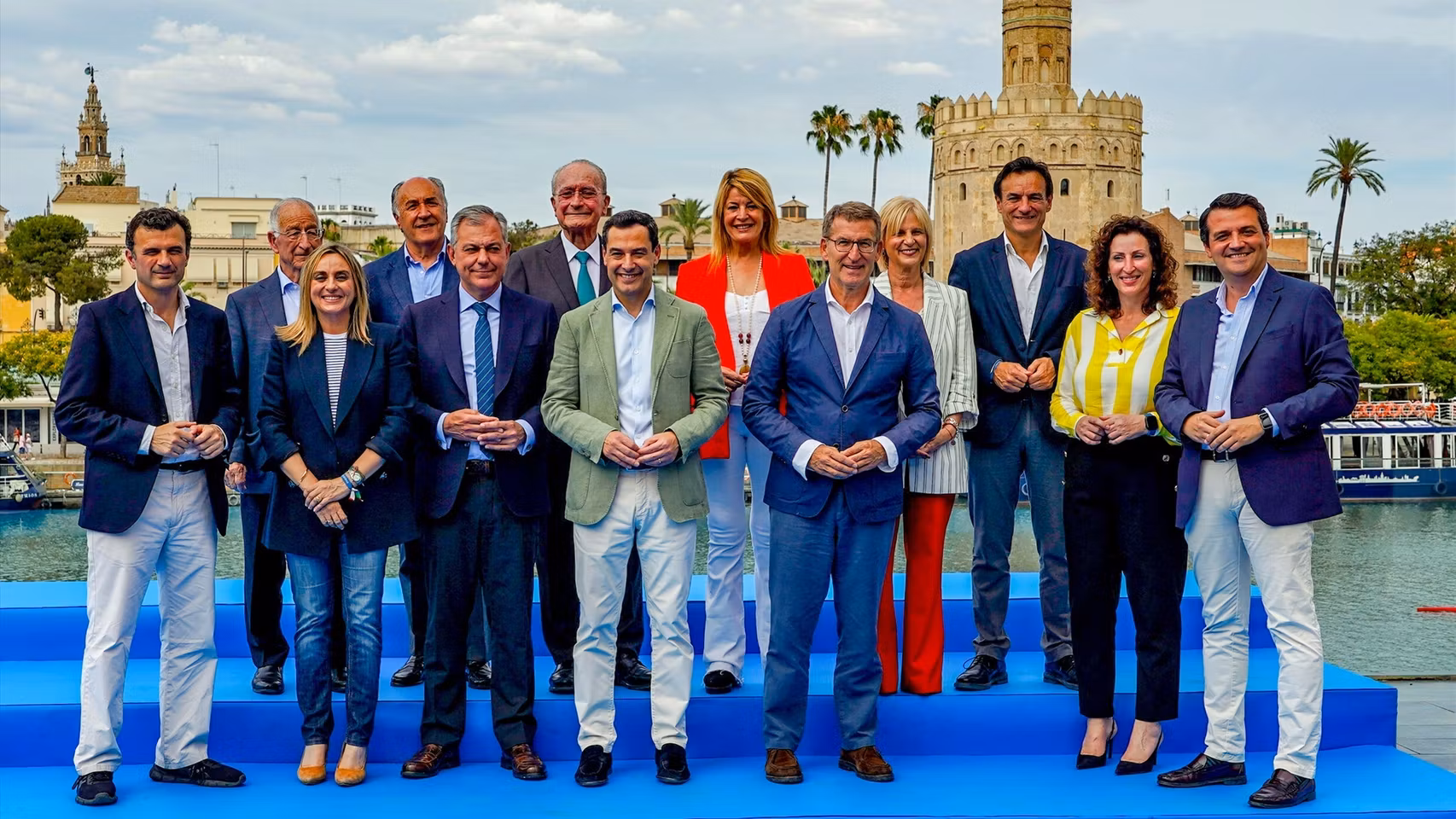 Feijóo y Moreno con los candidatos del PP en 2023, siete de los cuales repiten