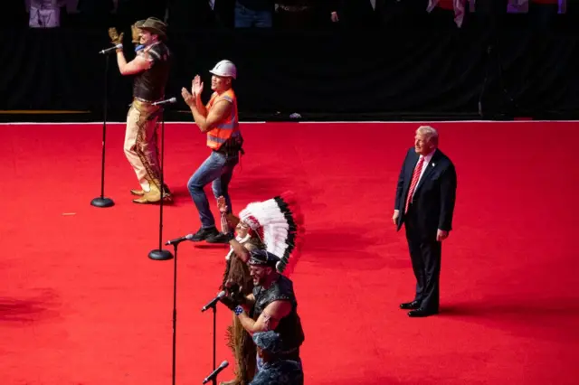 Trump en una interpretación en vivo de Village People