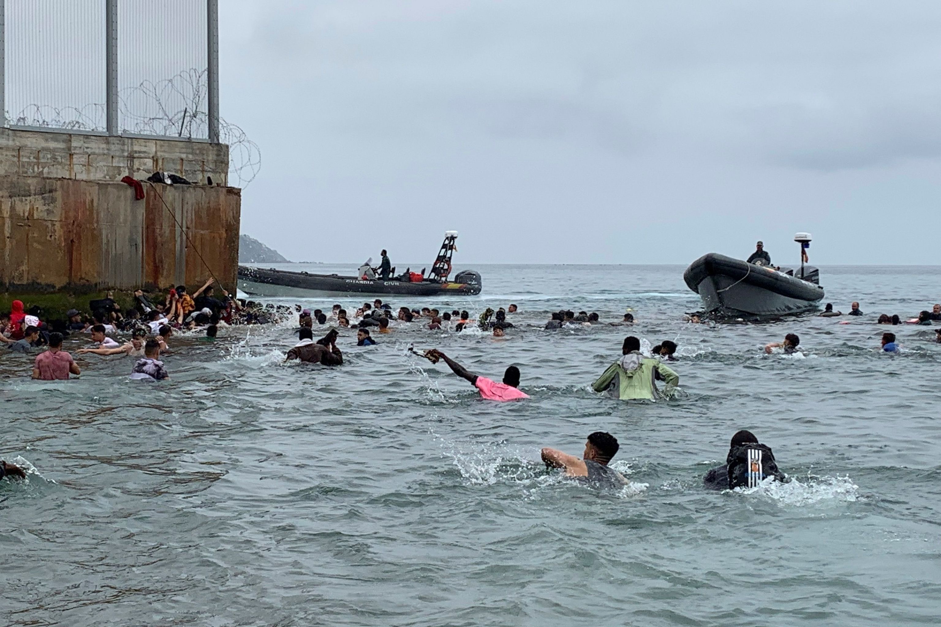 Migrantes llegan a Ceuta a nado en 2021.