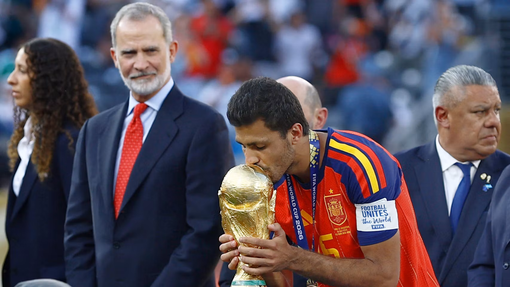 Rodri besa el trofeo de la Copa del Mundo.