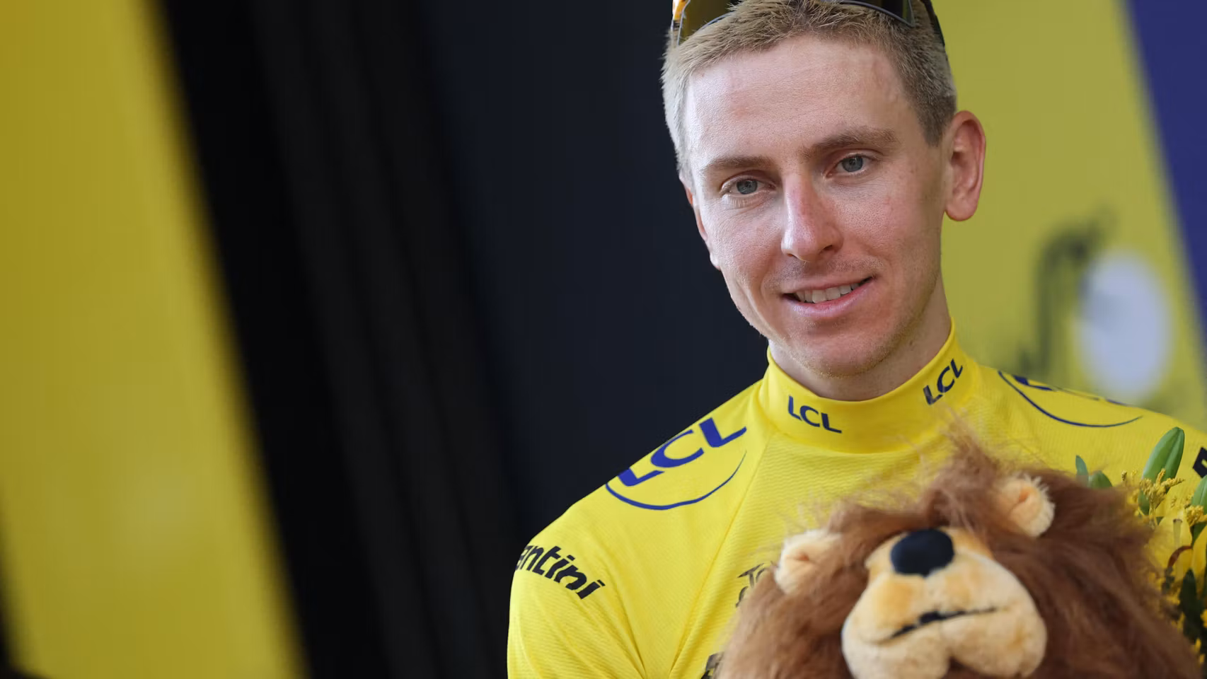Tadej Pogacar, en el podio del Tour de Francia.