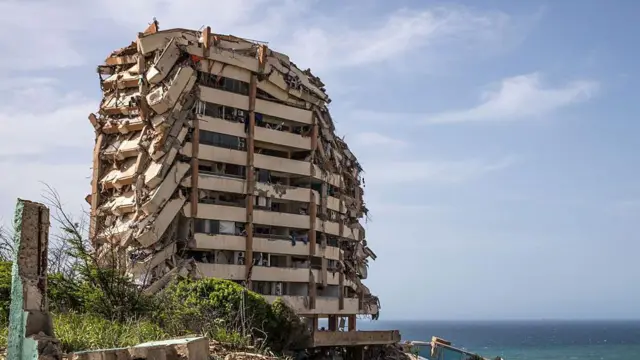 Edificio dañado en Caraballeda, La Guaira.
