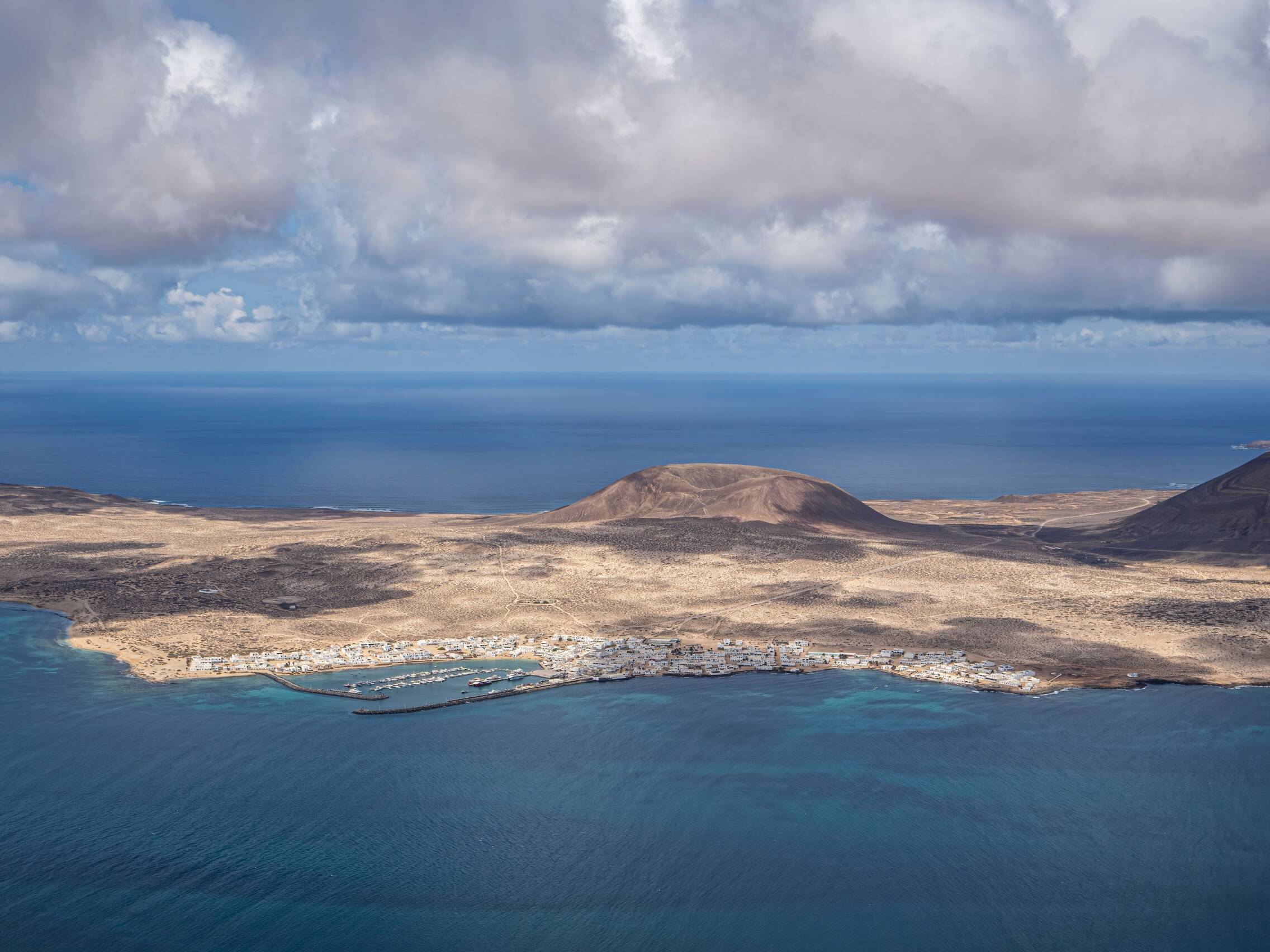 Foto: La isla, a media hora en ferry desde Lanzarote. (Marian Florinel Condruz/Pexels)