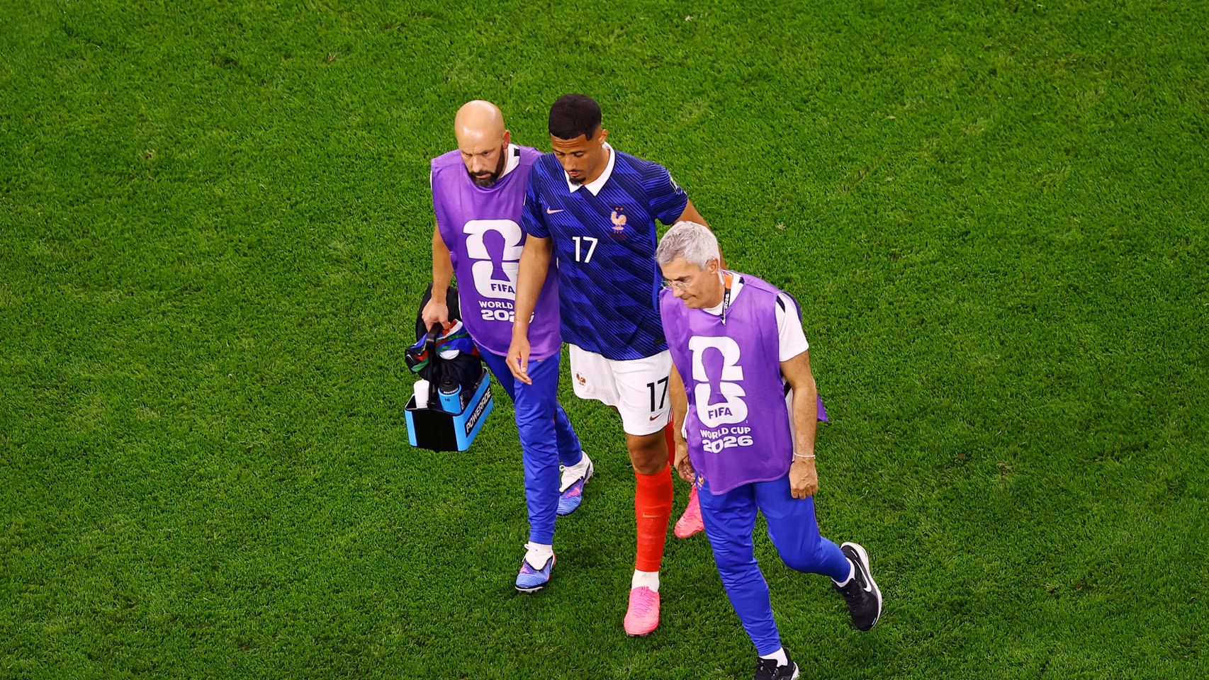 Saliba se marcha lesionado.