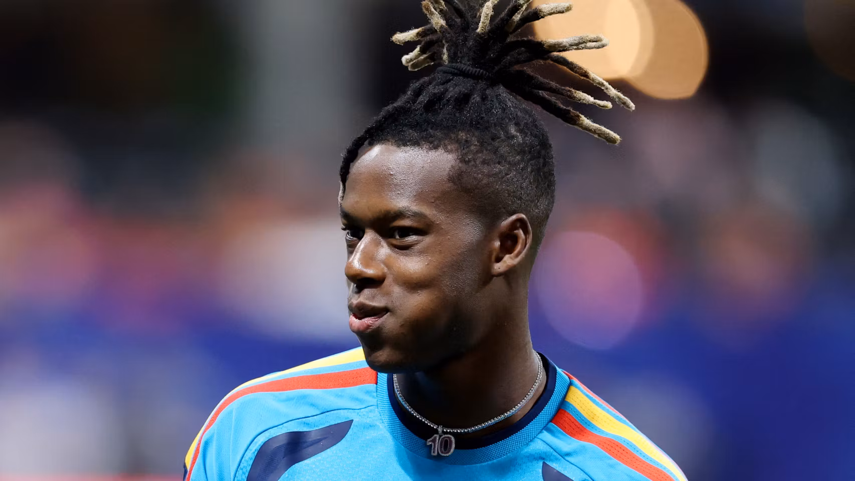 Nico Williams, en un calentamiento con la Selección.