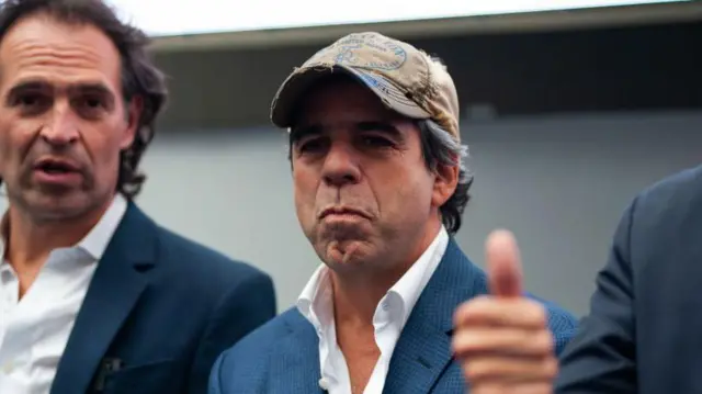Alejandro Char, con gorra, junto al político Federico Gutiérrez en 2022.