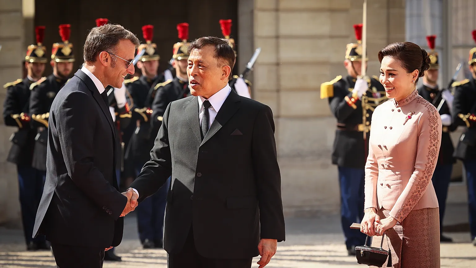 French President Emmanuel Macron, left, welcomes Thailand's King Maha Vajiralongkorn, center , and his wife Queen Suthida at the Elysee Palace in Paris, Monday, June 29, 2026.